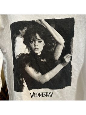 WEDNESDAY Girls  Iconic Dance Scene Long Sleeved Graphic Tee Crewneck sz Large